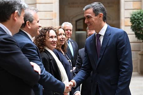 20/02/2025. Pedro Sánchez se reúne con los presidentes de las Cámaras de Comercio de Cataluña. El jefe del Ejecutivo, Pedro Sánchez, saluda ...